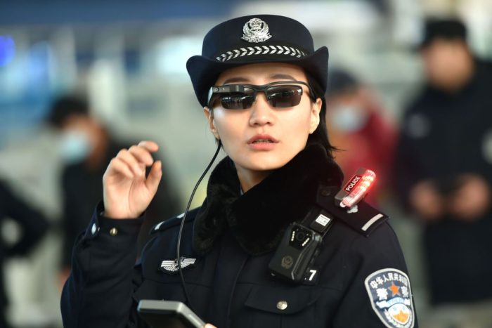 Kínai rendőrök arcfelismerő napszemüveget viselnek